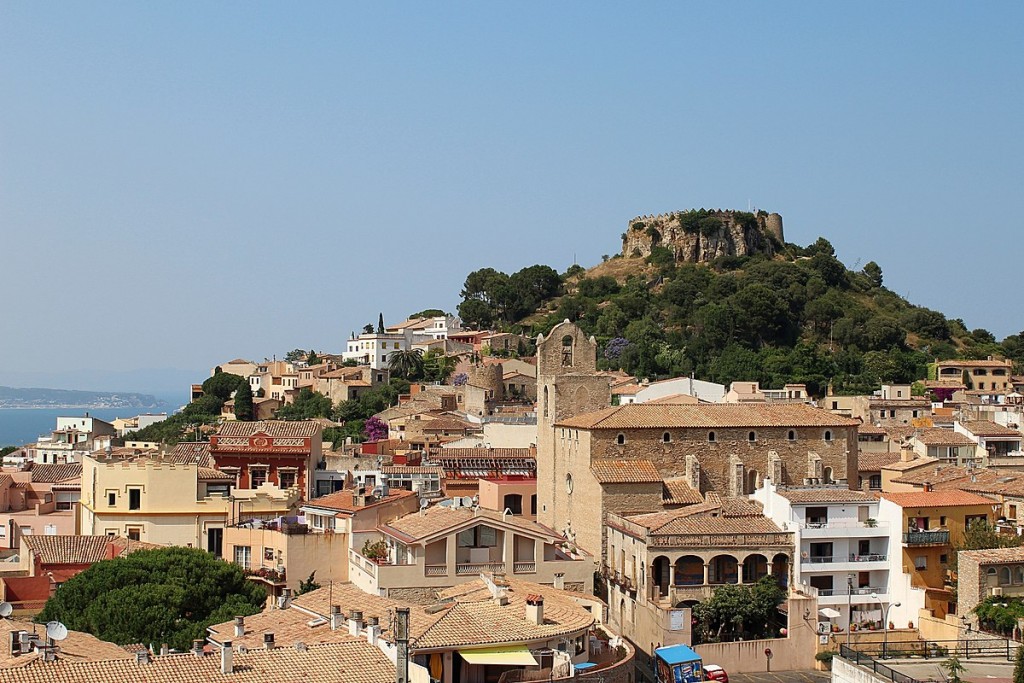 1200px-Begur_-_2013-07-15_-_Albert_Torello