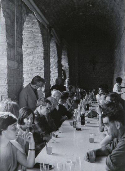 Romeria dels cims 1967 aperitiu a sant Martí del Canigó. Fons fotogràfic Toni Anguera