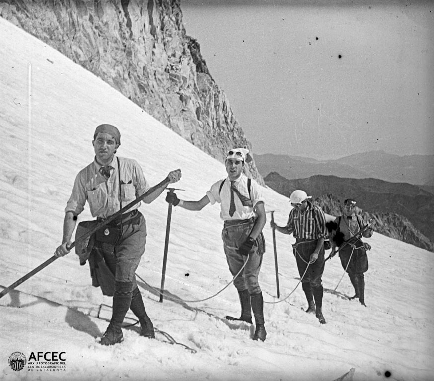 Alpinistes encordats en un vessant nevat: 1922-1934 Autor: Josep Domnech-Sabat afcec_domenech_x_0386_9269131318_o